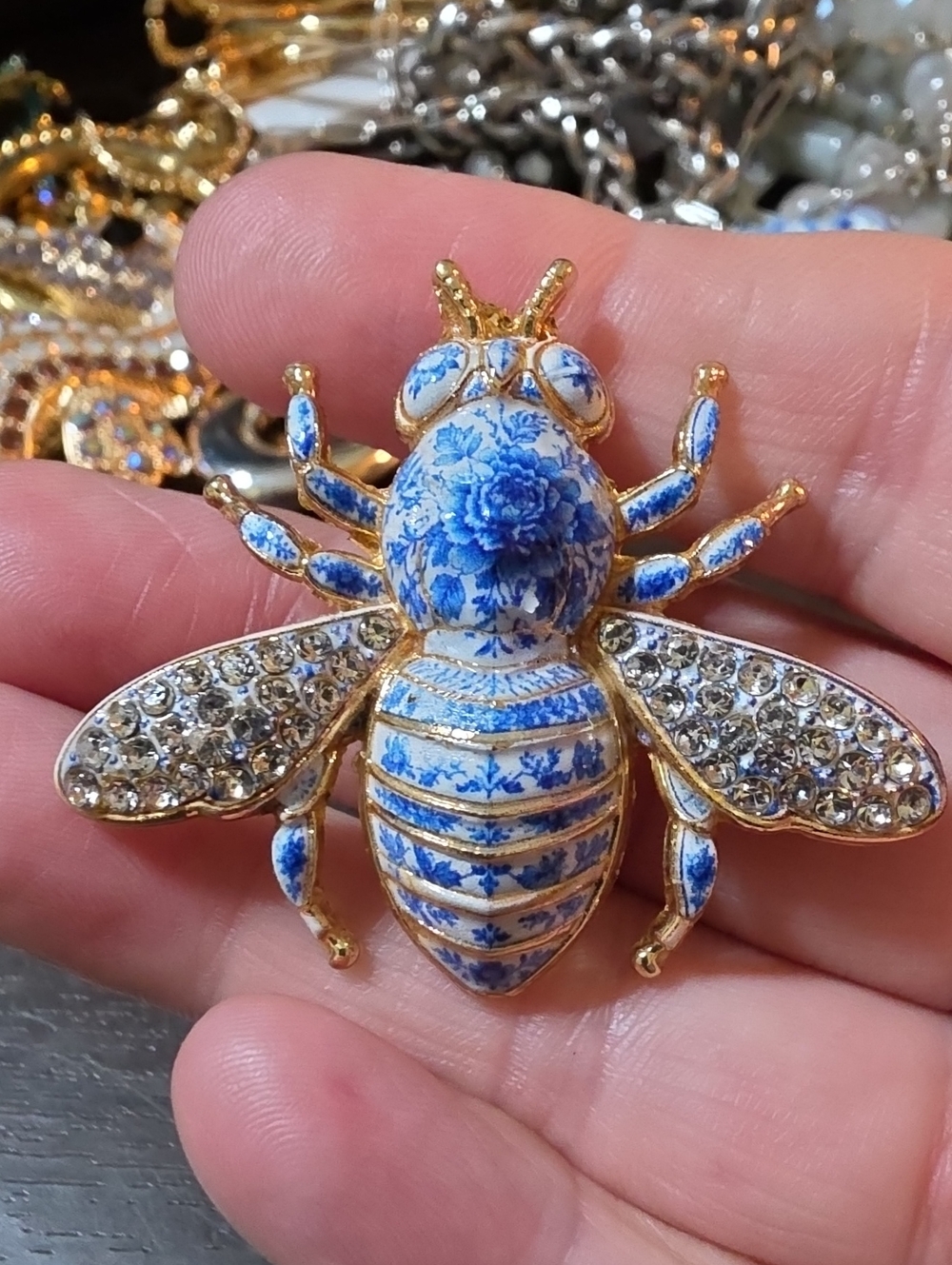 A174- Gold-Tone Blue & White Floral Bee Brooch - Elegant Women’s Jewelry